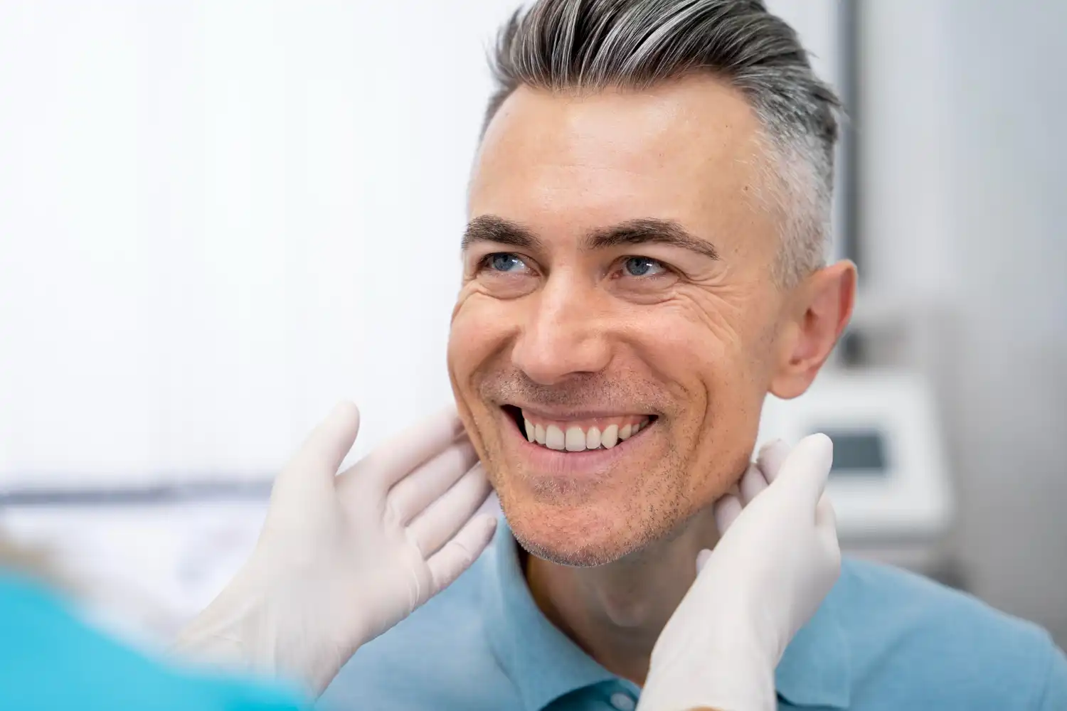 con especialistas en odontología general, ortodoncia, implantología, cirugía maxilofacial, estética y más